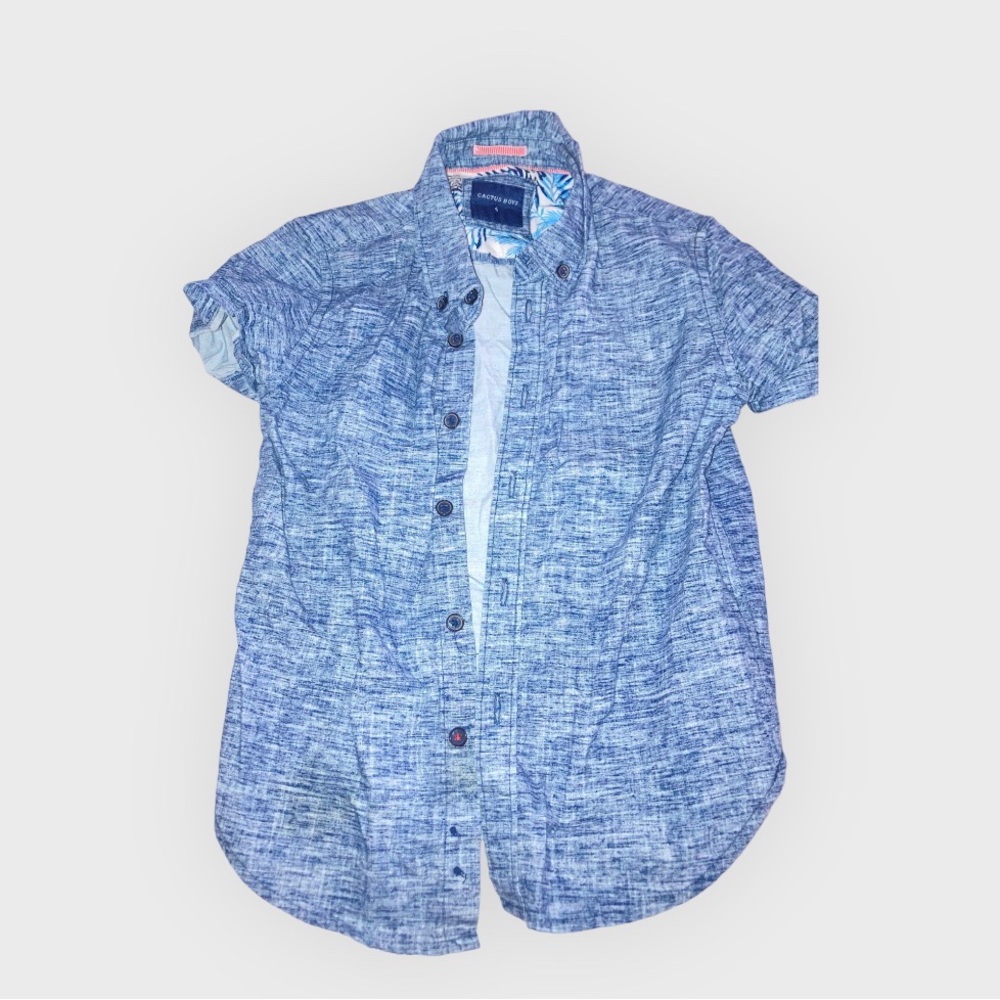Toddlers button-up short sleeve shirt for any occasion.
